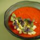 Gazpacho andaluz servido en un cuenco con hierbas frescas