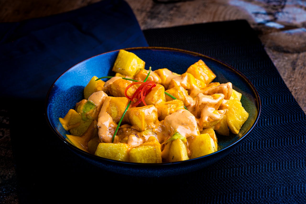 Patatas bravas con salsa picante en un cuenco