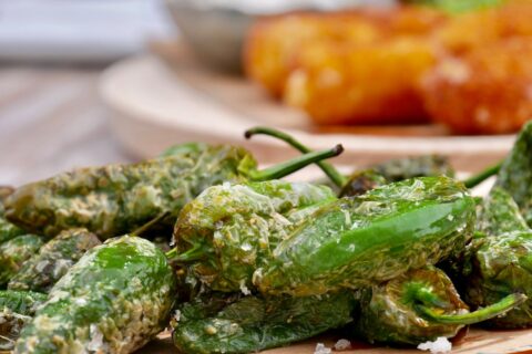 Pimientos de Padrón fritos con sal en escamas