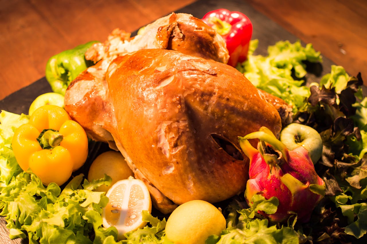Pollo al horno dorado con verduras