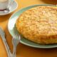 Tortilla de patatas española jugosa cortada en un plato