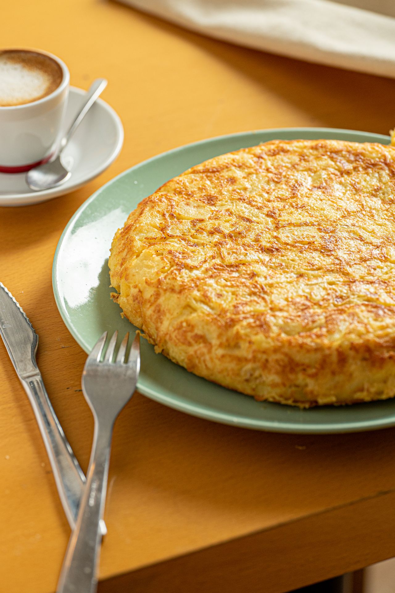 Tortilla de patatas española jugosa cortada en un plato