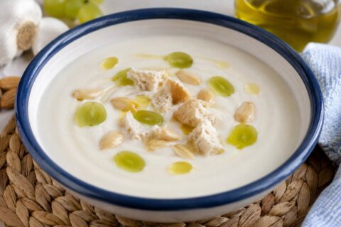 Ajoblanco malagueño tradicional con uvas y aceite de oliva