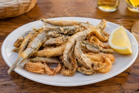 Boquerones fritos andaluces crujientes con limón