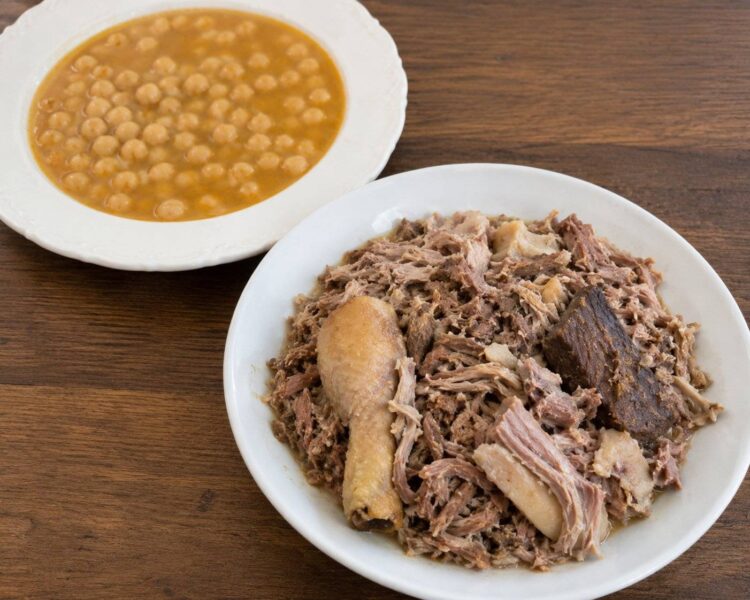 Puchero andaluz tradicional con pringada