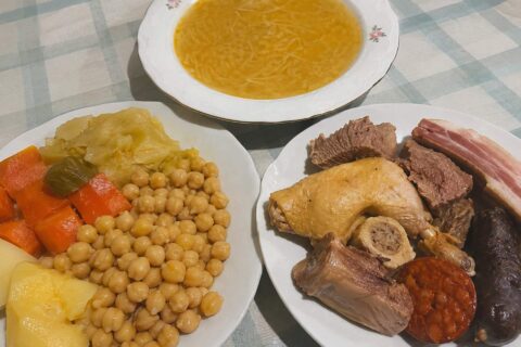 Cocido madrileño tradicional en tres vuelcos con garbanzos y carnes