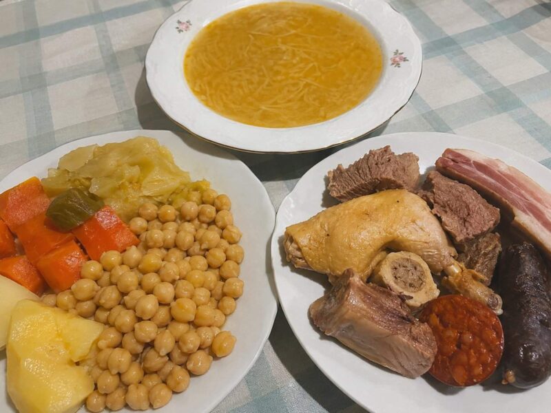 Cocido madrileño tradicional en tres vuelcos