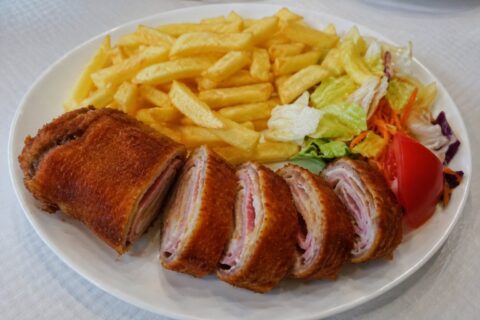 Flamenquín cordobés tradicional rebozado y frito