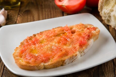 Pan con tomate catalán auténtico con aceite de oliva y sal en escamas