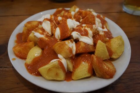 Patatas bravas caseras con salsa brava de pimentón