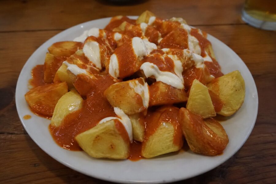 Patatas bravas con salsa brava