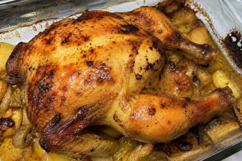 Pollo asado al horno jugoso con patatas y hierbas