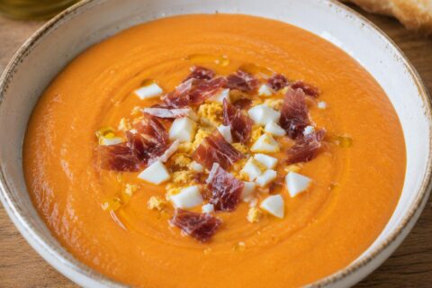 Salmorejo cordobés tradicional con jamón y huevo duro