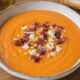 Salmorejo cordobés tradicional con jamón y huevo duro